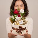 Box Luxo Marfim P com Arranjo 2 Rosas e Chocolates