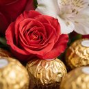 Box Luxo Marfim P com Arranjo 2 Rosas e Chocolates