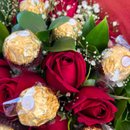 Buquê Com 12 Rosas Vermelhas e Com Ferrero