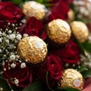Buquê Com 12 Rosas Vermelhas e Com Ferrero