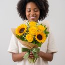 Buquê Encanto Dourado de Girassóis e Rosas