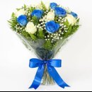 Buquê Nobre de 12 Rosas Azuis e Brancas