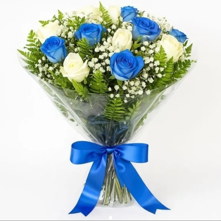 Buquê Nobre de 12 Rosas Azuis e Brancas
