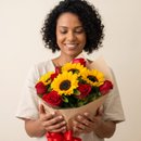 Magnifico Buquê de Rosas e Girassóis 