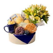 Cesta de Café da Manhã, Flores e Caneca  Azul