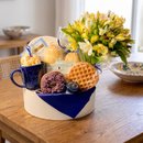 Cesta de Café da Manhã, Flores e Caneca  Azul