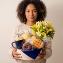 Cesta de Café da Manhã, Flores e Caneca  Azul