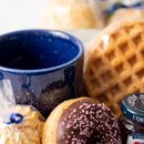 Cesta de Café da Manhã, Flores e Caneca  Azul