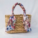 Kit Mimos Twilly Scarf Me, Orquídea na Sacola de Palha