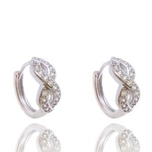 Brinco Infinity Com Mini Zircônias Cravejadas