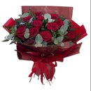 Buquê Romance Intenso de 12 Rosas Vermelhas