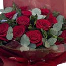 Buquê Romance Intenso de 12 Rosas Vermelhas